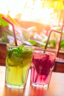 İki bardak ferahlatıcı limonata ve bulanık bir arka plan.