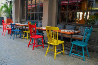 Tiflis, Gürcistan, 21 Aralık 2019 - renkli sandalyeli açık kafe terası
