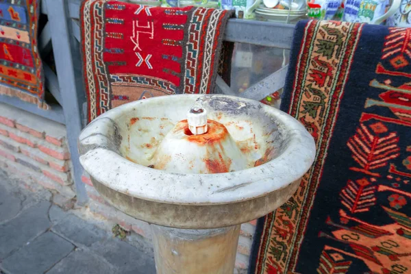 Oude Stenen Drinkfontein Tapijten Achtergrond Van Een Souvenirwinkel Tbilisi Georgië — Stockfoto