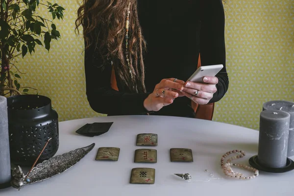 Hermosa Joven Con Vestido Pana Negro Está Adivinando Tarjetas Con — Foto de Stock