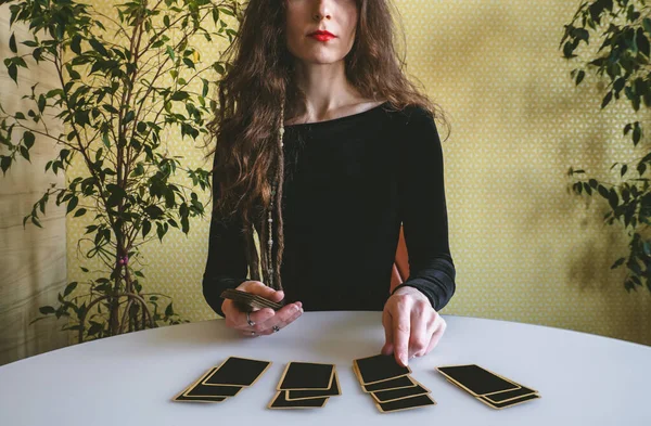 Hermosa Mujer Joven Vestido Terciopelo Negro Pone Tarjetas Sobre Mesa — Foto de Stock