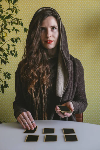 Hermosa Joven Mujer Pone Tarjetas Sobre Mesa — Foto de Stock