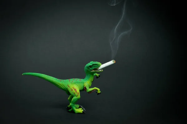 Brinquedo Plástico Dinossauro Verde Com Cigarro — Fotografia de Stock