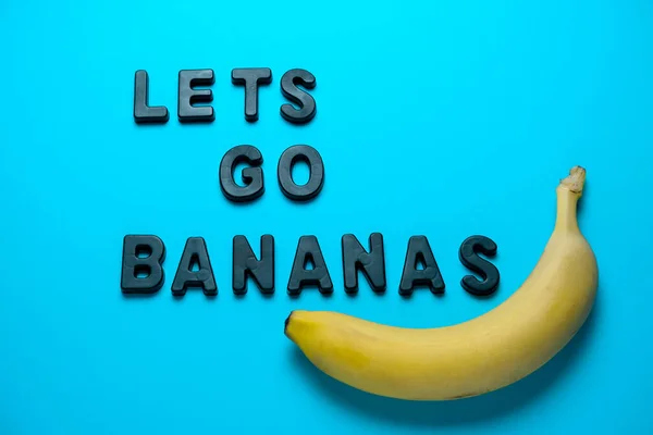 Felirat Hadd Menjen Banán Friss Sárga Banán Kék Háttér — Stock Fotó