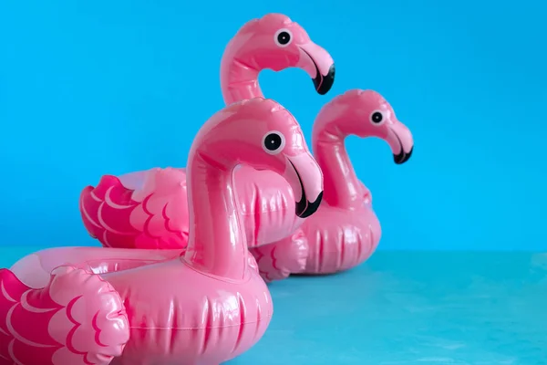 Drei Aufblasbare Rosa Flamingos Auf Blauem Hintergrund Kopierraum — Stockfoto