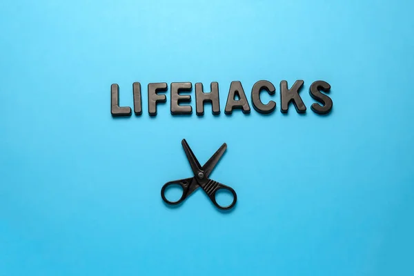 Верхний Вид Квартиры Лежали Черные Буквы Надпись Life Hacks Ножницы — стоковое фото