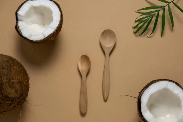 Horní Pohled Ploché Ležel Dřevěné Lžíce Kokosové Ořechy Zelené Tropické — Stock fotografie