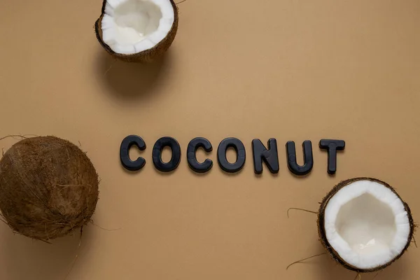 Flachbild Kokosnüsse Und Inschrift Kokosnuss Auf Braunem Hintergrund — Stockfoto