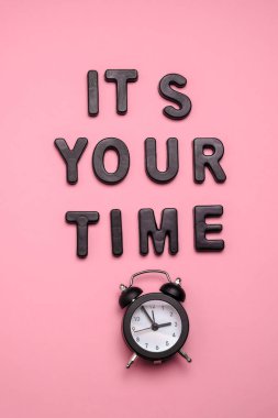 Zaman çizelgesi ve siyah saat. Pastel pembe arka plan, koçluk ve başarı motivasyon için minimum poster konsepti.