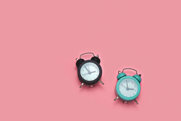 Vista Superior Reloj Negro Azul Sobre Fondo Rosa Pastel Espacio —  Fotos de Stock