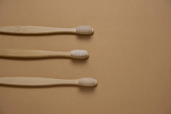 Top View Brosses Dents Écologiques Bambou Sur Fond Beige — Photo