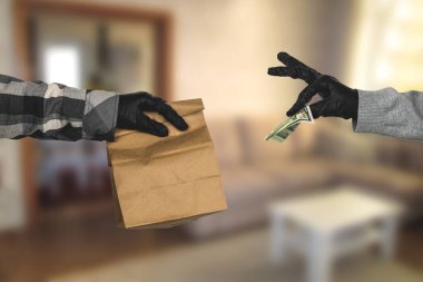 Lateks eldivenli kurye elinde kağıt bir çanta içinde yiyecek ve lateks eldivenli kadın eli.