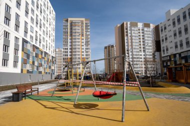 Koronavirüs karantinası zamanında salıncakları kordon altına aldı - Tyumen, Rusya, 31 Mart 2020
