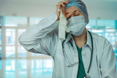 Bulanık hastane geçmişinde çok çalışan kadın doktor duygusal portresi.