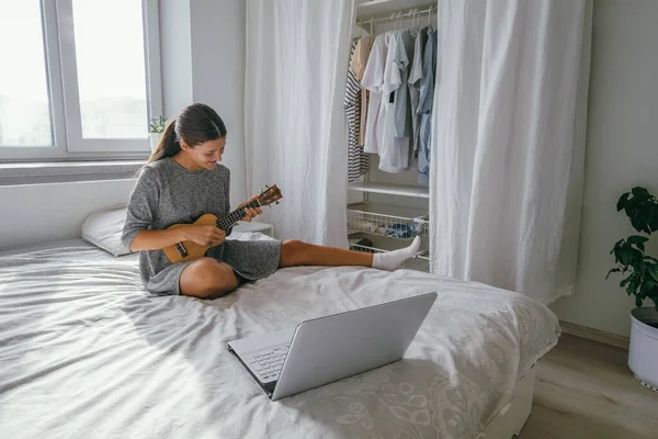Bastante Joven Estudio Mujer Para Jugar Ukelele Guitarra Línea Casa — Foto de Stock