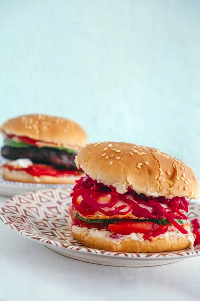 Čerstvý Skutečný Domácí Burger Vejcem Nakládanou Řepou Talíři Světle Modré — Stock fotografie