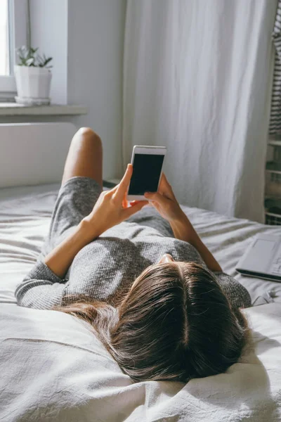 Jong Brunette Vrouw Liggend Het Bed Met Behulp Van Smartphone — Stockfoto