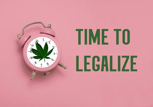 大麻の葉を持つピンクの目覚まし時計とピンクの背景で合法化するための碑文時間マリファナ合法化の概念に関する最小限の芸術ポスター — ストック写真