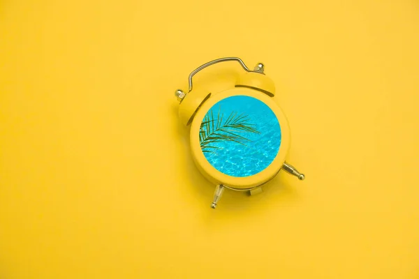 Bovenaanzicht Gele Wekker Met Blauwe Zee Water Golven Groene Palmblad — Stockfoto