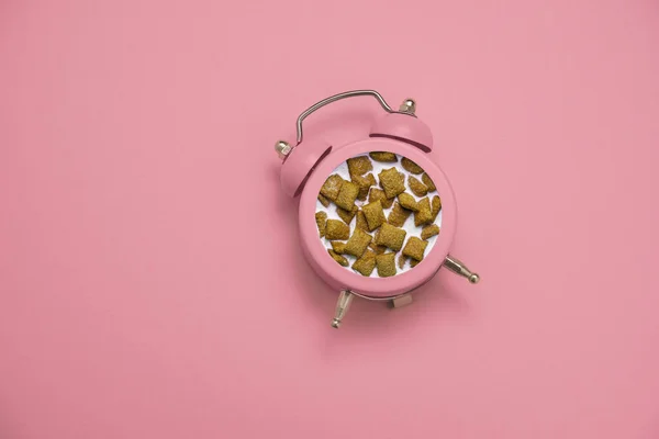 평면도는 자명종 시계이고 배경인 바삭바삭 베개와 식사가 — 스톡 사진