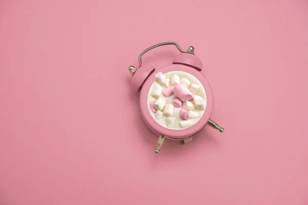 Vista Superior Arte Colagem Despertador Bebida Com Mini Marshmallows Fundo — Fotografia de Stock