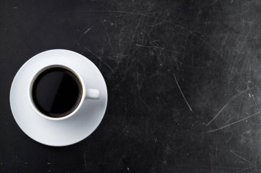 Üst görünüm siyah kahve, siyah tahta arka plan, metin için yer