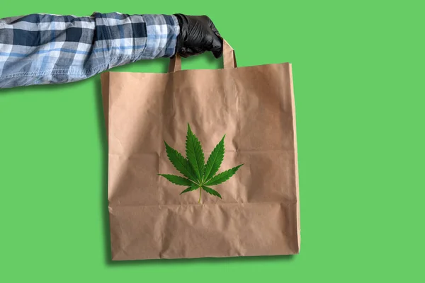 Marihuana Levering Concept Hand Van Koerier Zwarte Handschoenen Met Verpakking — Stockfoto