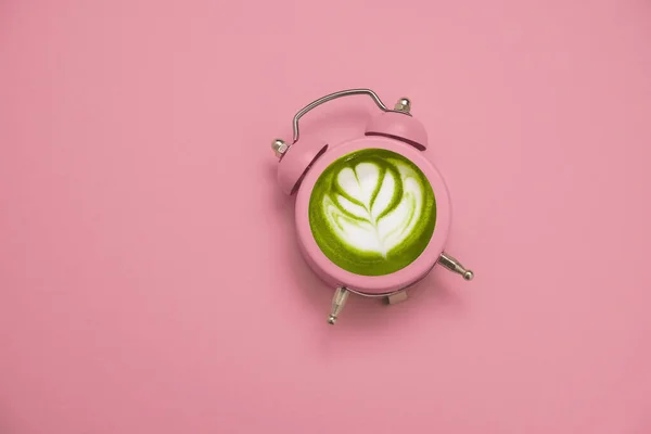 Πράσινο Ιαπωνικό Τσάι Matcha Ένα Ροζ Ξυπνητήρι Παστέλ Ροζ Φόντο — Φωτογραφία Αρχείου