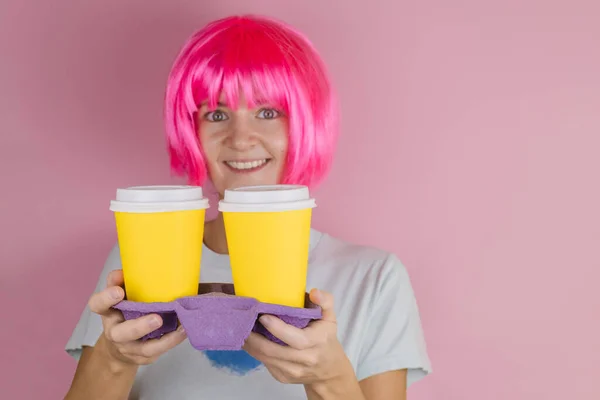 Вибірковий Фокус Дівчина Тримає Жовту Каву Щоб Піти Чашки Рожевому — стокове фото