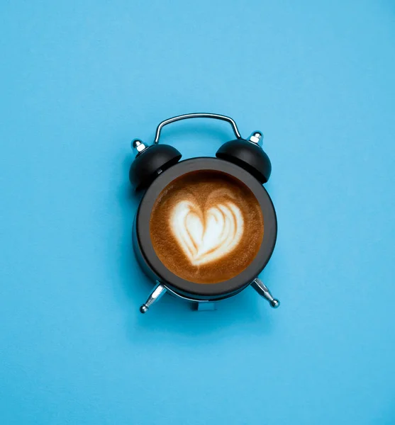 Top View Kawa Latte Art Heart Czarny Budzik Niebieskim Tle — Zdjęcie stockowe
