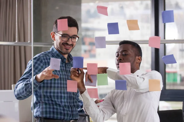 Dois jovens empresários a trabalhar em funções — Fotografia de Stock