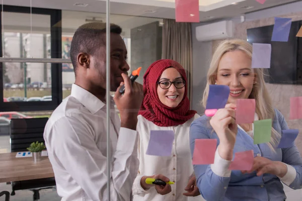 Business team is het bespreken van ideeën over glazen wand met sticky note — Stockfoto
