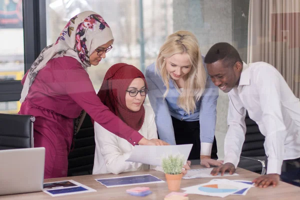 Groupe multiethnique de jeunes entrepreneurs au pouvoir — Photo