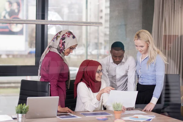 Groupe multiethnique de jeunes entrepreneurs au pouvoir — Photo