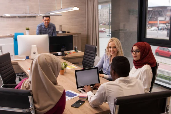 Multi-etnisch jonge team van bedrijfspersonen op een bijeenkomst in kantoor — Stockfoto