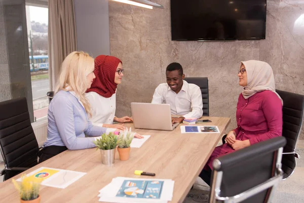 Multietniskt ungt team av affärspersoner på ett möte i offic — Stockfoto