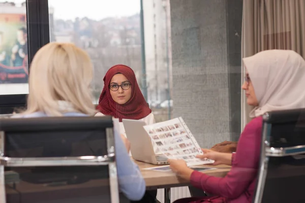 Porträtt av ung affärskvinna i tjänst — Stockfoto