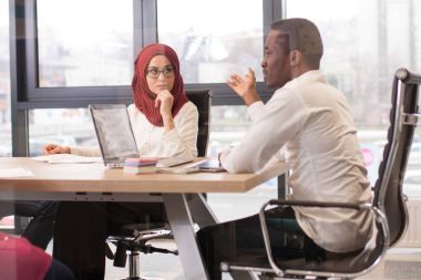 İş adamlarını memur toplantıda üzerinde çok ırklı genç takım