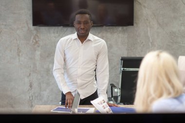 Genç Afro-Amerikalı işadamı portresi