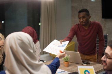 İş adamlarını memur toplantıda üzerinde çok ırklı genç takım