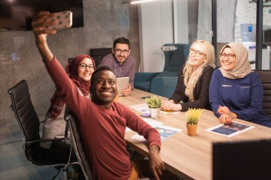 İş adamlarını memur toplantıda üzerinde çok ırklı genç takım