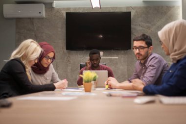 İş adamlarını memur toplantıda üzerinde çok ırklı genç takım