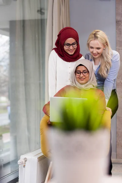 Grupo de jóvenes empresarias trabajando relajadas — Foto de Stock