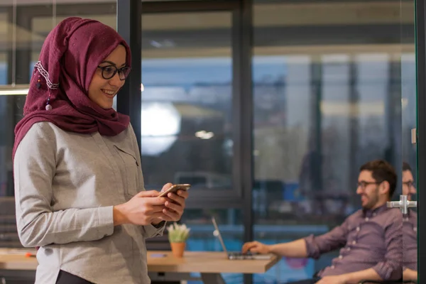 Porträtt av ung affärskvinna i tjänst — Stockfoto