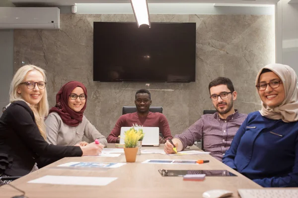 Un equipo multiétnico de jóvenes empresarios en una reunión en —  Fotos de Stock