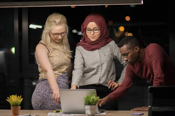 Multi-etnisch jonge team van bedrijfspersonen op een bijeenkomst in kantoor — Stockfoto