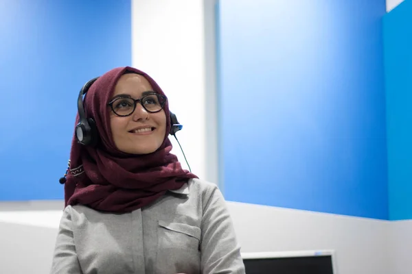 Retrato de jovem agente de call center — Fotografia de Stock