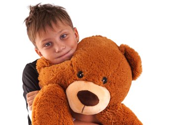 Peluş ayı ve gülümseme çocuk kucaklayan