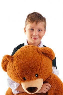 Peluş ayı ve gülümseme çocuk kucaklayan