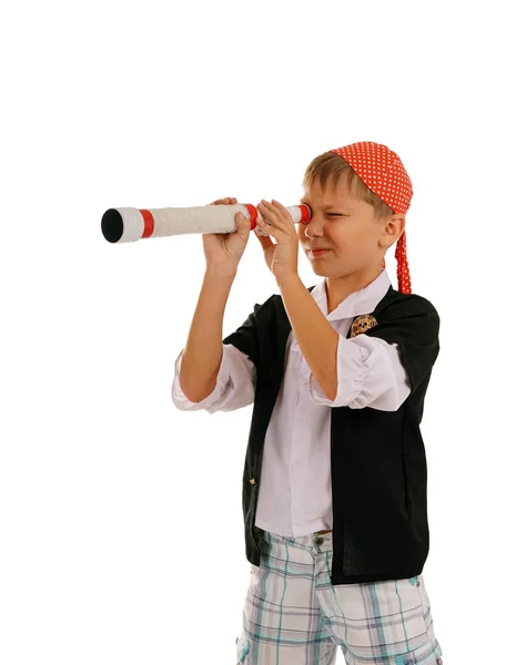 Stüdyo portre genç çocuğun spyglass ile korsan gibi giyinmiş